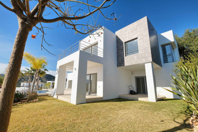 Villa in Benahavís next to the golf course for sale