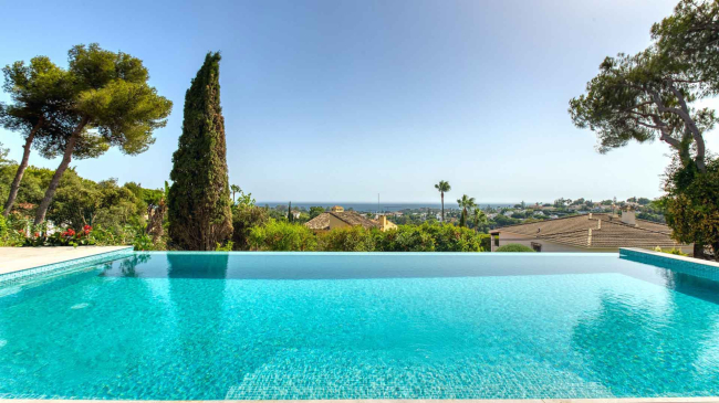 Villa de plain-pied de Marbella Est avec vue panoramique sur la mer à vendre