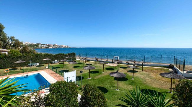 Ático en Bahía de Estepona en primera línea de playa en venta