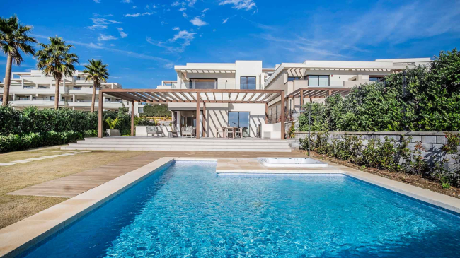 Villa en Estepona Este en comunidad cerrada en primera línea de playa en venta