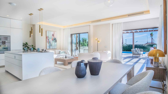 Villa en Estepona Este en comunidad cerrada en primera línea de playa en venta