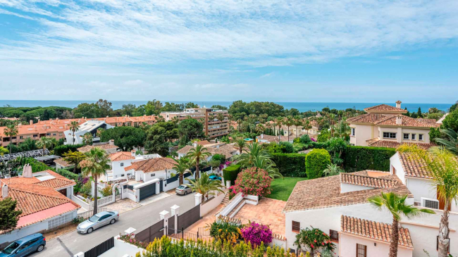 Villa de diseño en Marbella Este muy cerca de la playa en venta