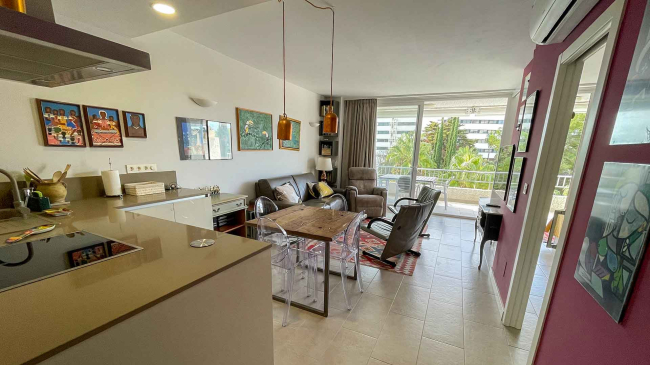 Apartamento completamente reformado en Milla de Oro en segunda línea de playa.