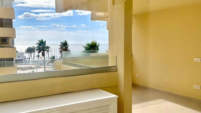 Apartamento en Paseo Marítimo completamente renovado con vistas al mar en venta