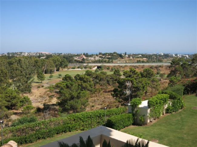 Penthouse in Capanes del Golf Urbanization with panoramic views for sale