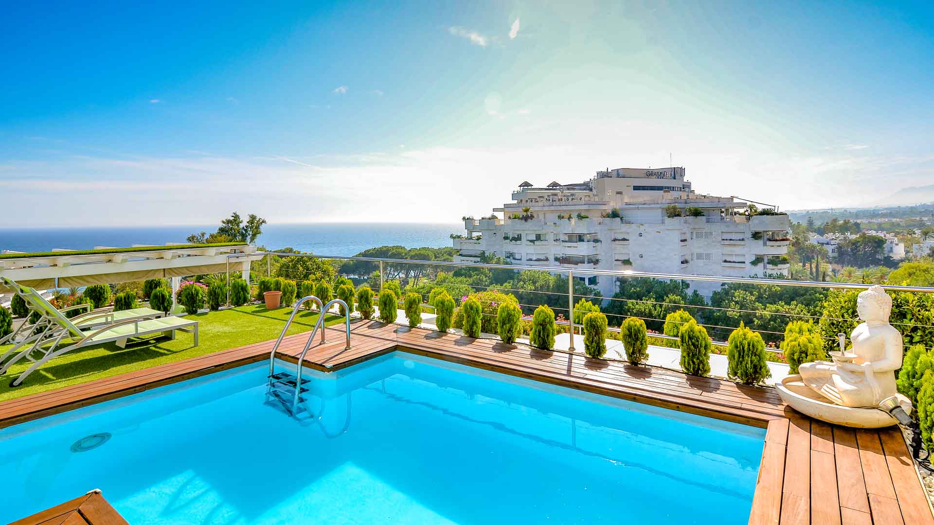 Ático con vistas al mar en edificio Don Gonzalo, Marbella centro