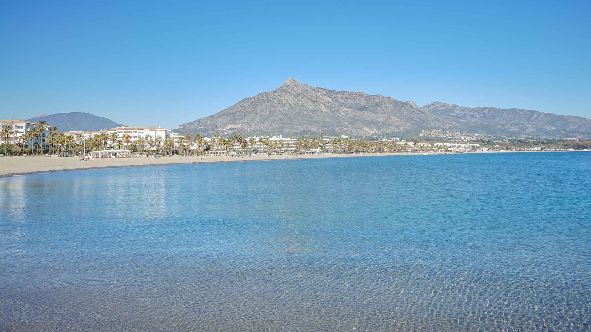 Plage de Levante à Puerto Banús