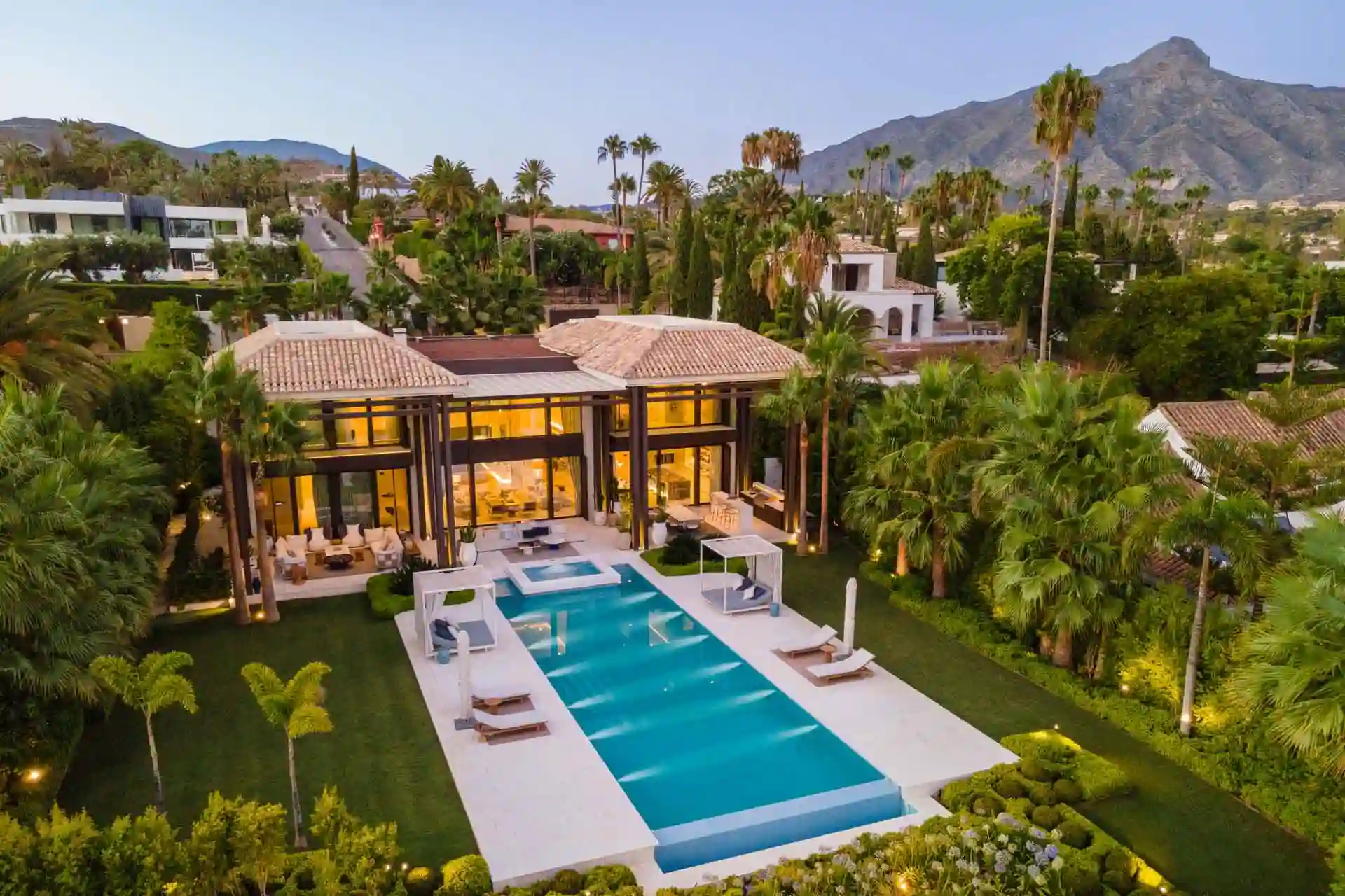 Golf front villa in Nueva Andalucía