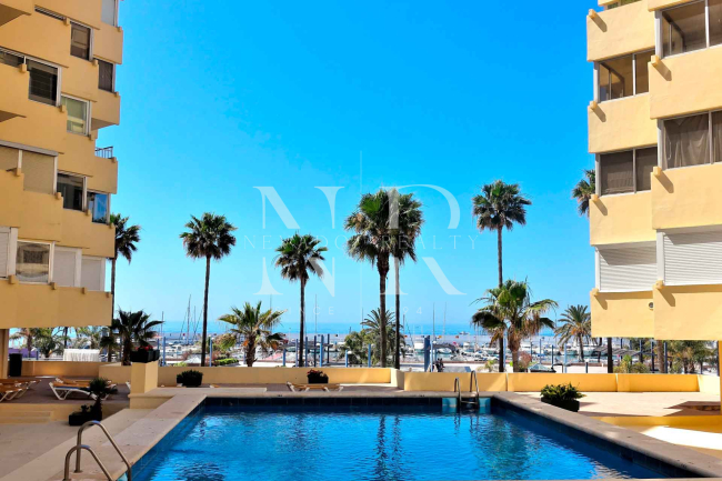 Frontline beach flat in front of Puerto Deportivo de Marbella for sale