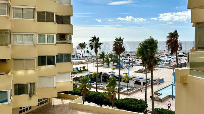 Apartamento en Paseo Marítimo completamente renovado con vistas al mar en venta