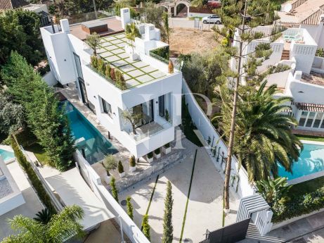 Villa en urbanización Casablanca junto la playa en venta, Marbella