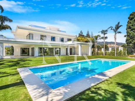 Villa in Lomas de Marbella Club in a gated community for sale