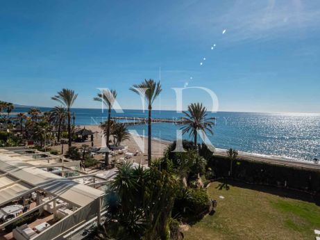 Frontline beach flat in La Herradura for sale