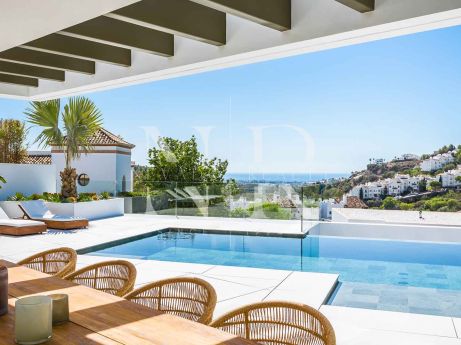 Villa in Benahavís with sea and mountain views next to golf course for sale