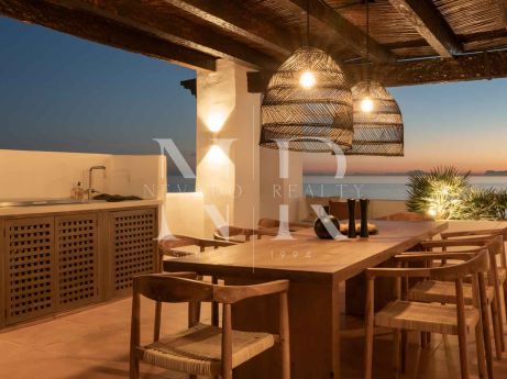 Front line beach penthouse in Estepona for sale