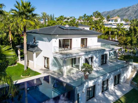 Villa en Nueva Andalucía en primera línea de golf en venta