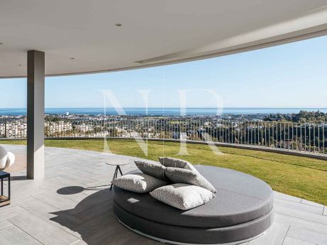 Flat in Benahavís with panoramic sea views for sale