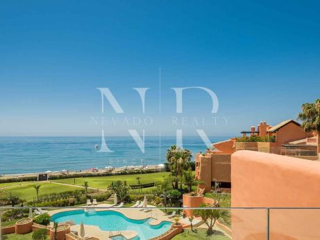 Completely renovated frontline beach penthouse in Urbanización La Morera for sale