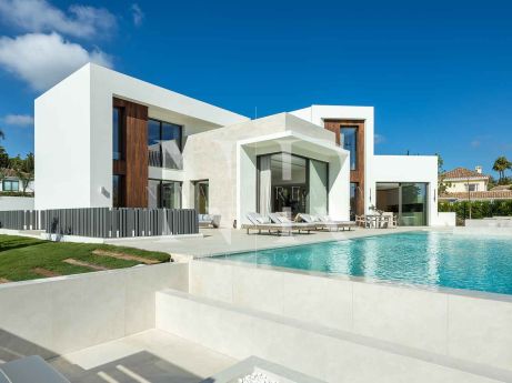 Frontline golf villa in Las Brisas Golf with panoramic views for sale