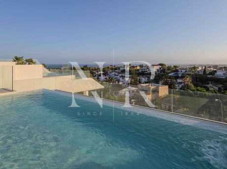 Villa jumelée de construction récente à Nueva Andalucia avec vue panoramique sur la mer à vendre