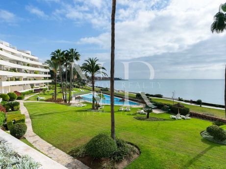 Sea front apartment in Los Granados Playa de Estepona for sale