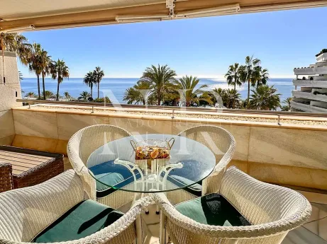 Apartamento frontal al mar en urbanización Gran Marbella  para alquiler de larga temporada.