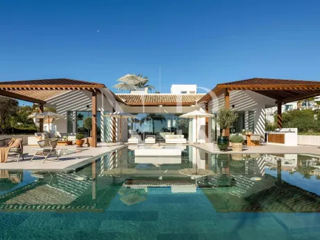 Frontline golf villa in Las Brisas with panoramic views for sale