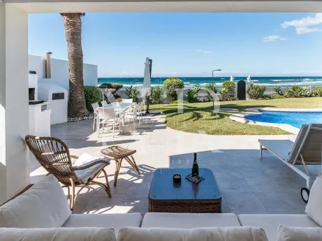 Frontline beach villa in Urbanisation Vistamar for sale