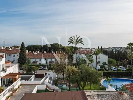 Adosada en Urbanización Las Cumbres de Marbella completamente reformada en venta