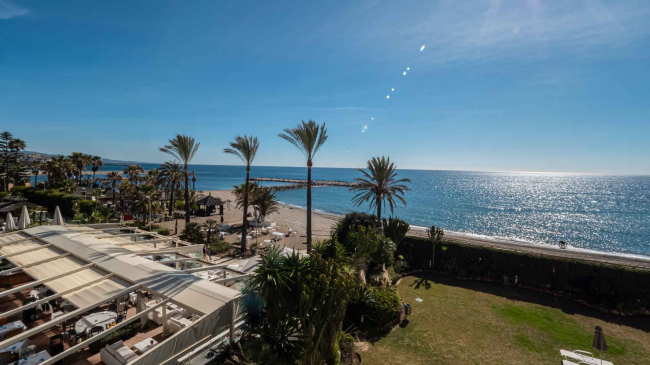 Frontline beach flat in Puerto Banús for sale