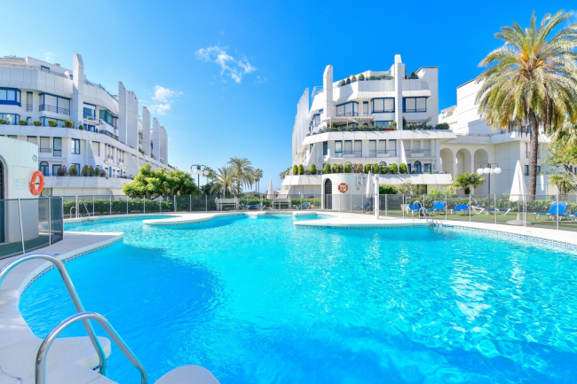 Beachside apartment in Marbella centre for sale 