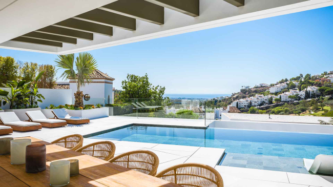 Villa à Benahavís avec vue sur la mer et les montagnes à côté du terrain de golf à vendre