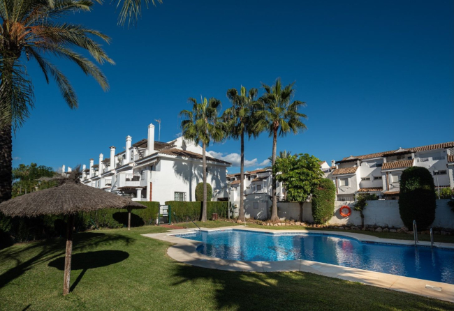 Casa adosada de 3 dormitorios en alquiler de larga temporada en Los Naranjos de Marbella.