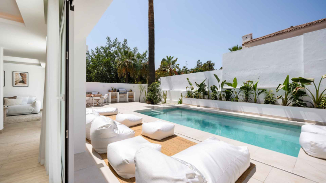 Villa in Nueva Andalucia on one level for sale