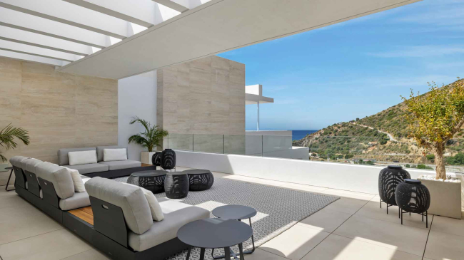 Ático a 10 minutos de Marbella con vistas panorámicas al mar en venta