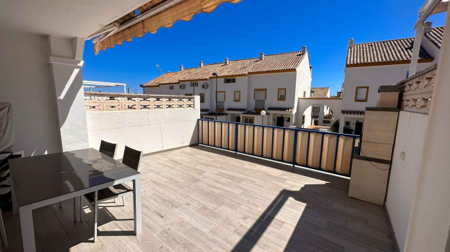 Duplex in the urbanisation Mirador de Sierra Blanca for long term rent.