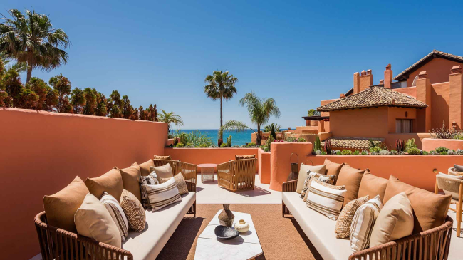 Front line penthouse in Los Monteros Playa for sale