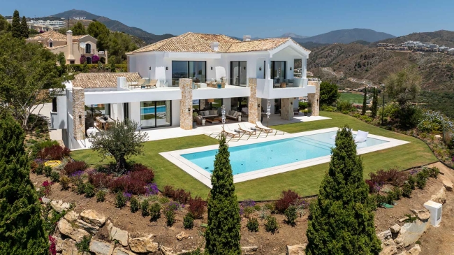 Villa dans l'urbanisation El Herrojo avec vue panoramique sur la mer à vendre