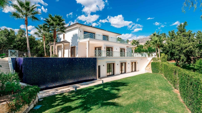 Frontline golf villa in Los Naranjos Golf Club for sale