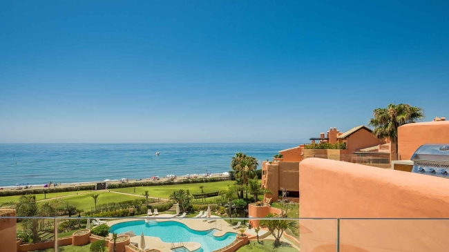 Completely renovated frontline beach penthouse in Urbanización La Morera for sale