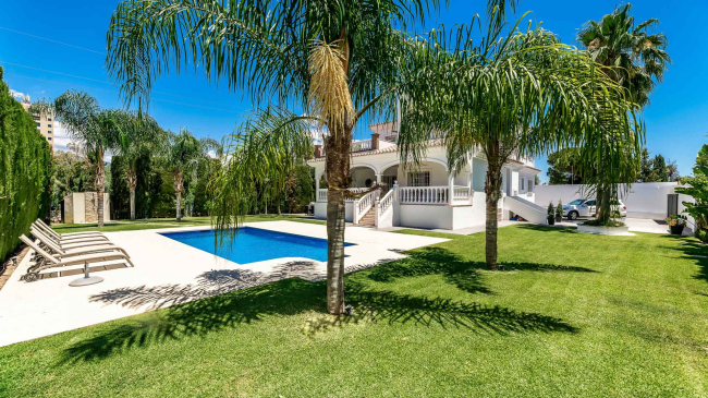 Villa en Atalaya Río Verde de estilo familiar en venta