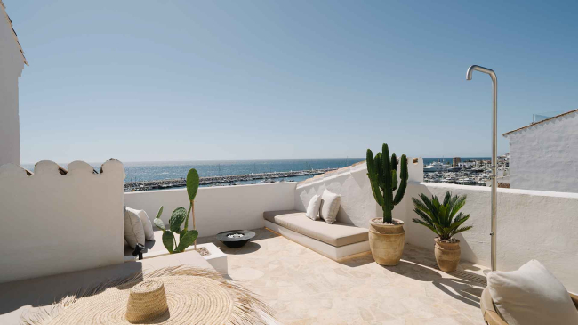 Apartamento en Puerto Banús frente al puerto con vistas panorámicas al mar en venta