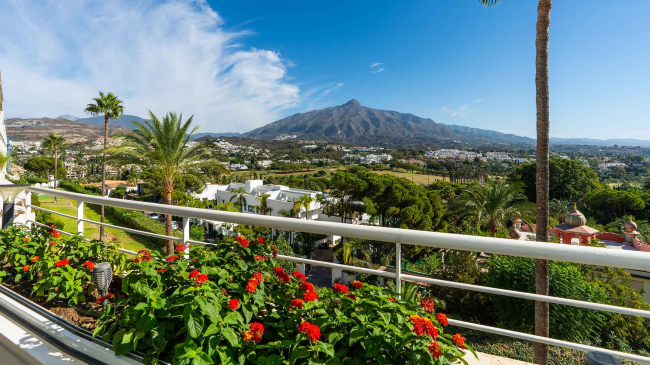 Ático en urbanización La Corniche con vistas al mar a la venta