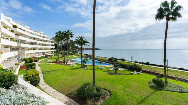 Sea front apartment in Los Granados Playa de Estepona for sale